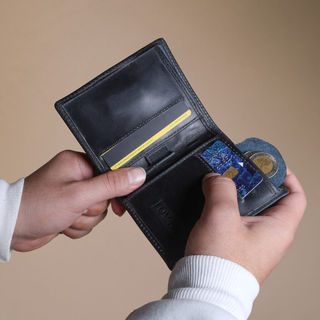 PatinaFold™ — Pull-Up Leather Bifold Wallet | Ages Beautifully | Magnetic Closure